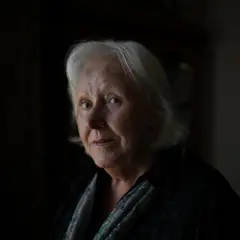 Mary Moriarty olhando para a câmera