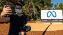 Le terme "métavers" a été inventé par Neil Stephenson dans son roman Snow Crash (1992),