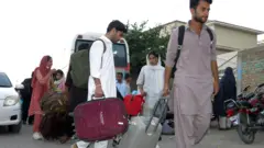 Iranianos evacuando Teerã