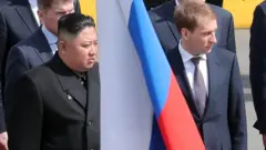 김정은 북한 국무위원장이 2019년 4월 26일 북러 정상회담을 위해 블라디보스토크역에 도착해 사열을 받고 있다.
