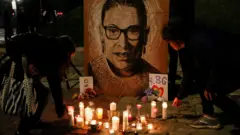La regrettée Ruth Bader Ginsburg, juge à la Cour suprême des États-Unis, est pleurée lors d'une veillée à Monument Square à Portland, Maine, États-Unis, le 20 septembre 2020