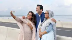 পদ্মা সেতুর ওপর দিয়ে টুঙ্গিপাড়ায় যাওয়ার পথে সেতুর ওপর প্রধানমন্ত্রী শেখ হাসিনা ও তার পুত্র সজীব আহমেদ ওয়াজেদের সেলফি তোলেন প্রধানমন্ত্রীর কন্যা সায়মা ওয়াজেদ পুতুল