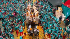 কমলা যুদ্ধ চলে তিনদিন ধরে। প্রাচীন কালের ঘোড়ার গাড়িতে করে জড়ো হওয়া লোকজনের মাঝে কমলা বিলি করা হয়।