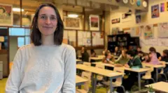 Учительница Ида Петерс в классе с учениками