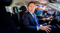 Hollanda Başbakanı Mark Rutte, istifasını vermek için Kral Willem-Alexander'ı ziyaret etti