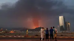 Bir sanayi bölgesinde meydana gelen patlamanın sonrasını izliyen dört kişi görüyoruz. Fotoğrafta bir camekan gökdelen de var.