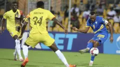 Jacques Tuyisenge, rutahizamu w'Amavubi agerageza gutera mu izamu rya Uganda