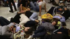 Jóvenes acostados en el suelo