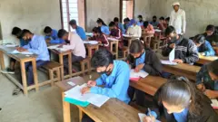 बैतडीमा एसईई परीक्षामा सहभागी विद्यार्थीहरू