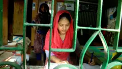 শরীরের এক অংশ প্রায় অবশ। কিন্তু এ নিয়েই পড়াশোনা চালিয়ে যাচ্ছেন আফরোজা খানম। যদিও সমাজ থেকে প্রতিনিয়ত নানা রকম অপমান সহ্য করতে হয় তাকে।