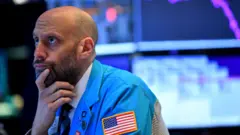 أحد العاملين في بورصة نيويورك