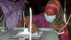 ድምጽ የምትሰጥ ሴት