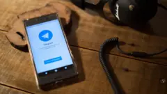 Teléfono con aplicación de Telegram.