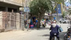 زیر تعمیر عمارت کو لوہے کے چادر لگا کر بند کیا جا چکا ہے