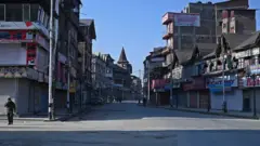 प्रतिबंधों की वजह से कश्मीर में तमाम दुकानें बंद हैं