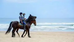 La police montée lors de la fermeture des plages le 16 décembre 2020 à Durban, en Afrique du Sud.