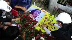 গত ৯ ফেব্রুয়ারি রাজধানী নেপিডোতে এক বিক্ষোভে মিয়া থয়ে থয়ে খাইং নামে এক নারী মাথায় গুলিবিদ্ধ হয়ে পরে মারা যান।