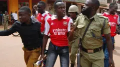 Dhiheenya kana deeggartoonni Arsenal eeyyama malee gammachuusaanii ibsatan jedhamuun Yugaandaa keessatti hidhamanii turan