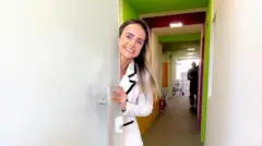 Empresária abre portaplakar show betsua empresa sorrindo para a câmera