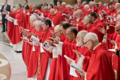 Cardeais acompanham a missa celebrada antes do conclave que irá eleger o sucessor do papa Francisco