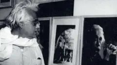 Satyendranath Bose mirando una foto de Albert Einstein.
