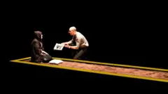 صحنه ای از نمایش «بچه»