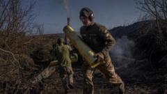 una persona carga artillería en el campo de batalla en ucrania 