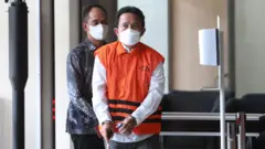 Tersangka Kepala Desa Jelgung, Kabupaten Sampang, sekaligus Koordinator Kelompok Masyarakat (Pokmas), Abdul Hamid (kanan) 