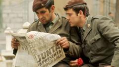 Dos soldados portugueses leen el periodico.