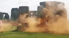 스톤헨지가 주황색 가루 페인트로 뒤덮였다