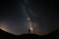 Pessoa olhando para o céu noturno