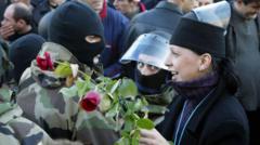 Женщина с розой улыбается спецназовцу. 22 ноября, 2003 год. Тбилиси