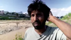 बाढीमा बेपत्ता छोरीको पर्खाइमा रहेका राजु साह।