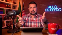 Figueiredo gesticula com as mãos durante entrevista à BBC News Brasil