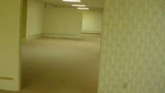 La imagen original subida para los Backrooms, que muestra paredes segmentadas y habitaciones abandonadas con papel tapiz de color amarillo mostaza.