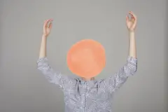 Imagen de una persona con la cabeza escondida por una ilustración de un círculo pintado a mano