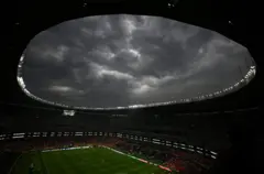 Estadio Azteca con nubes sobre las tribunas