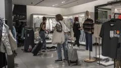 Visitantes argentinos realizan compras en el centro comercial Parque Arauco, en Santiago de Chile, el viernes 3 de octubre de 2025.
