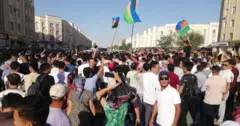 1-июлда Нукус шаарынын көчөлөрүндө жүздөгөн кишилер Каракалпакстандын желегин көтөрүп чыга башташкан