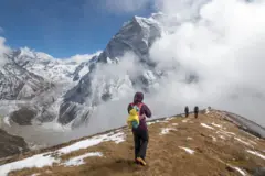 નેપાળમાં હિમાલયનાં શિખરોનાં મનોરમ્ય દૃશ્ય જોવાં હવે મુશ્કેલ બનતાં જાય છે. તેનું કારણ છે કે આકાશ ભાગ્યે જ સ્વચ્છ હોય છે. મોટા ભાગે તો પ્રદૂષણના કારણે પેદા થયેલાં ધુમ્મસના કારણે કંઈ દેખાતું નથી.