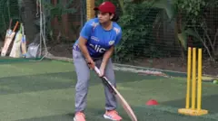 క్రికెట్ ఆడుతున్న మహిళ