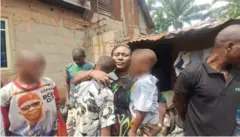 Kwamishiniyar mata ta jihar Anambra a lokacin da ta ziyarci iyalan matyar da mijinta ya kona