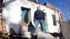 Alfonso Mateo-Sagasta de pie junto a las ruinas de una vivienda de Cerro Belmonte.