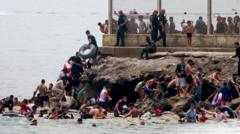 Binlerce göçmen Fas'taki İspanya toprağı Ceuta'ya girdi haber görseli