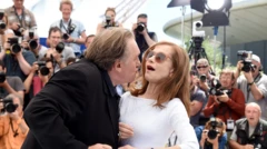 Depardieu aktris Isabelle Huppert'i öpmek için dudağını uzatırken, kadın sanatçı yanağını kaçırıyor. Arkada fotoğrafçılar var