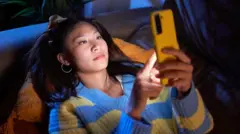 امرأة تمسك بهاتف محمول
