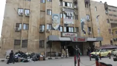 در ورودی بیمارستان دانشگاه حلب عکس حافظ اسد و بشار اسد پاره شده