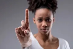 femme qui fait un signe avec l'index