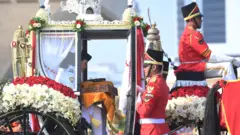 Anggota Paskibraka Nasional 2022, Irene Odelia Astono dan Qyara Maharani Putri, membawa baki duplikat Bendera Pusaka Merah Putih dan Teks Proklamasi menaiki Kereta Kencana Ki Jaga Rasa dalam Parade Kirab Bendera Pusaka dari Monas menuju Istana Merdeka di Jakarta, Rabu (17/8/2022). 