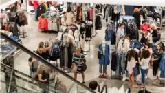 loja de roupas com clientes